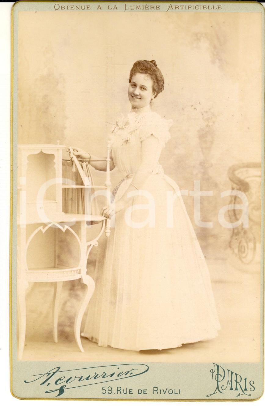Fotografia d epoca originale 1890 ca PARIS Ritratto di nobildonna in abito bianco Foto A. COURRIER 11x17 1