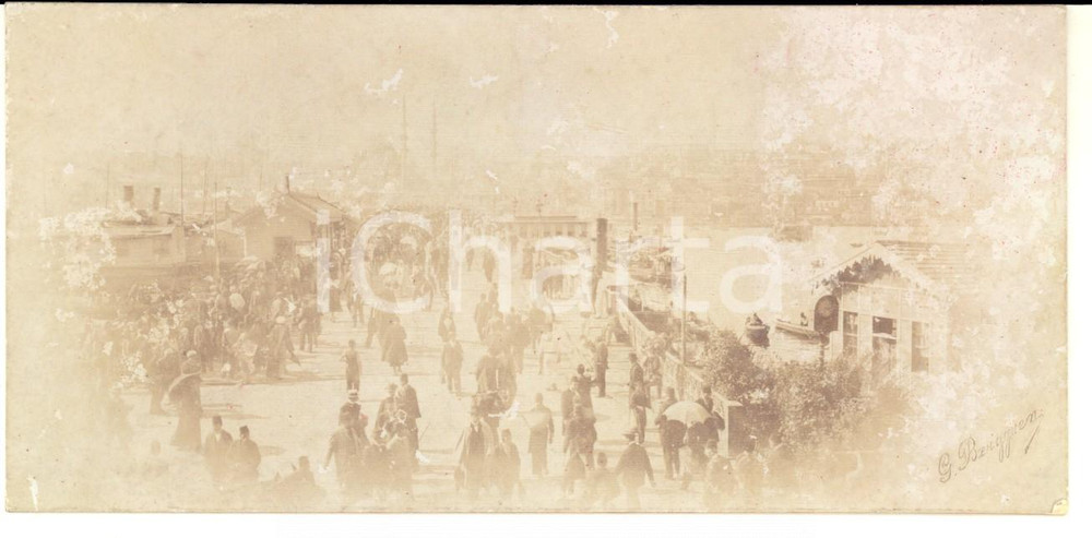 Fotografia d epoca originale 1900 ca ISTANBUL TURKEY Veduta di un molo affollato Foto BERGGREN DANNEGGIATA 1