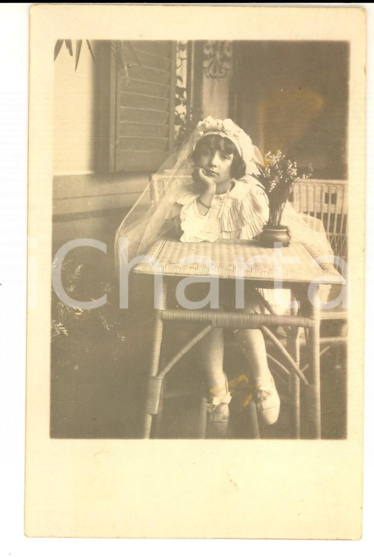 Fotografia d epoca originale 1920 ca COSTUMI Bambina annoiata nel giorno della Comunione Foto cartolina 1