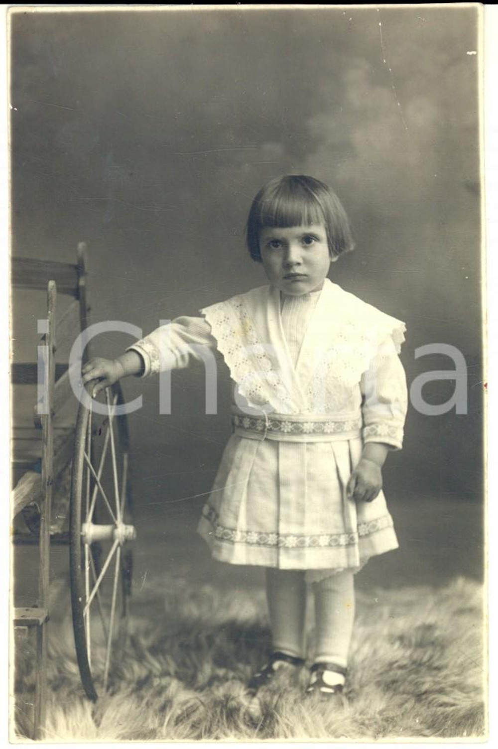 Fotografia d epoca originale 1920 ca MILANO ? Ritratto di bambina con carretto Foto cartolina VINTAGE 1