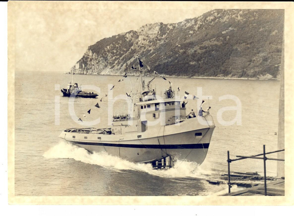 Fotografia d epoca originale 1960 ca RIVA TRIGOSO / SESTRI LEVANTE GE Varo di un battello Foto 15x10 1