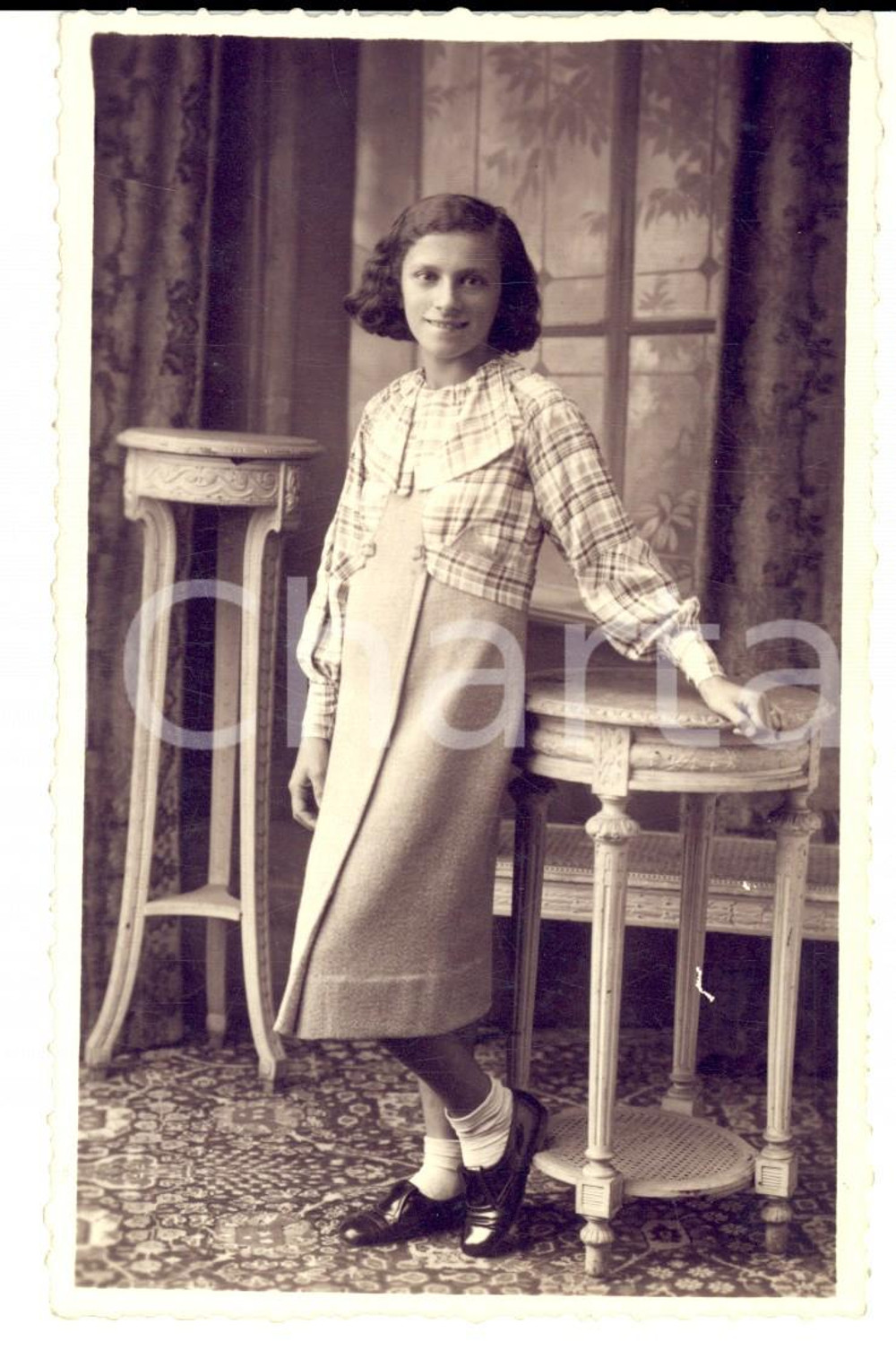 Fotografia d epoca originale 1940 ca TORINO Ritratto di adolescente in salotto Foto cartolina Luigi LUCCO 1