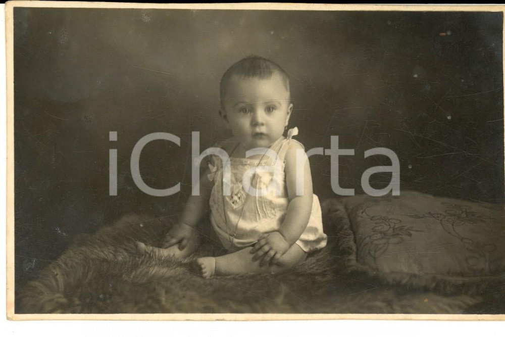 Fotografia d epoca originale 1920 ca MILANO ? Ritratto di bambino su un pellicciotto Foto cartolina 1