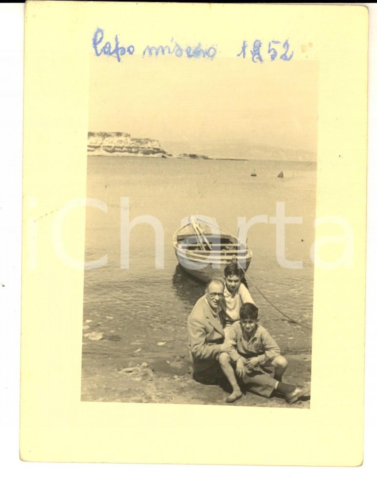 Fotografia d epoca originale 1952 CAPO MISENO NA Ritratto di famiglia in spiaggia Foto VINTAGE 9x12 cm 1