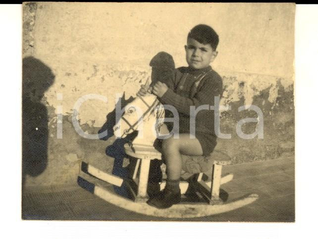 Fotografia d epoca originale 1946 NAPOLI ? Bambino gioca con cavallo a dondolo Foto VINTAGE 7x6 cm 1