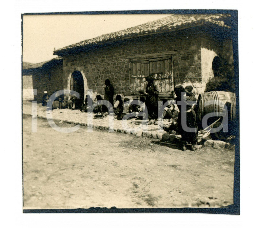 Fotografia d epoca originale 1916 AFRICA OCCIDENTALE COSTUMI Abitanti di un villaggio Foto 5,5x4,5 cm 1