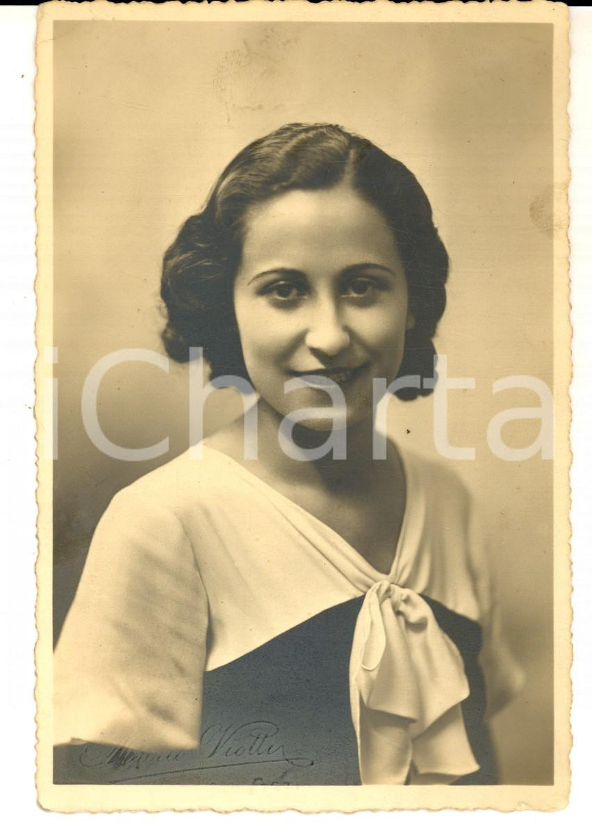 Fotografia d epoca originale 1940 ca ASTI Ritratto di giovane donna con abito a fiocco Foto Mario VIOTTI 1
