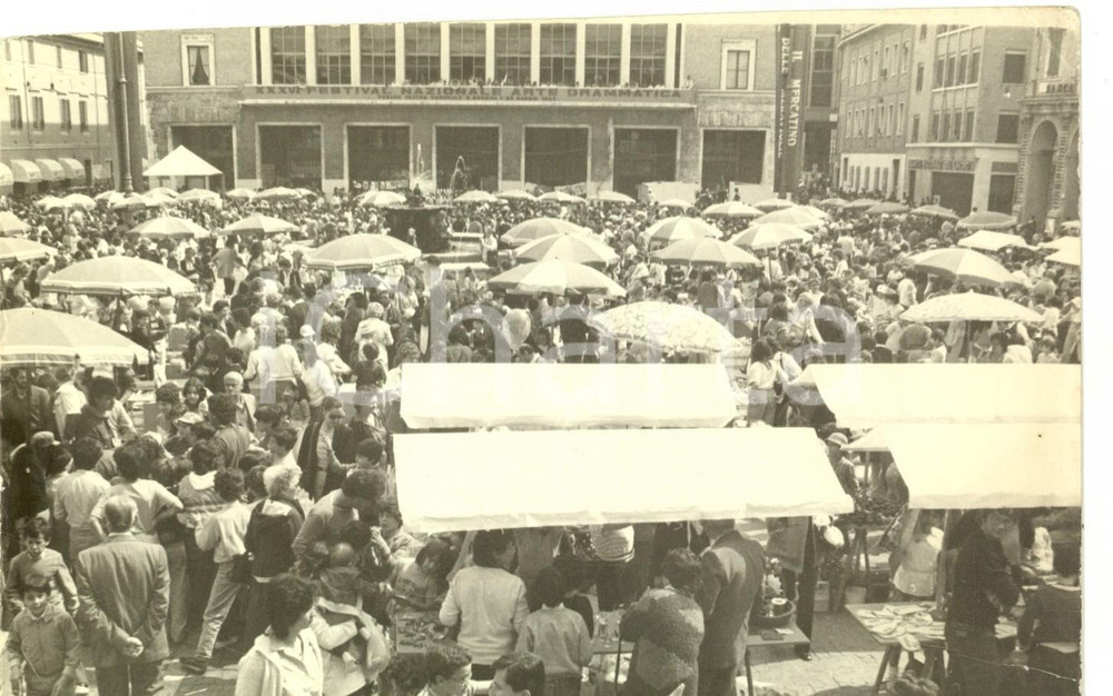Fotografia d epoca originale 1983 PESARO Piazza del Popolo  Folla al Mercatino delle Meraviglie Foto 18x12 1