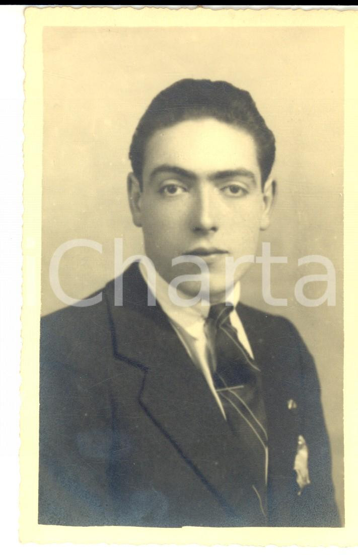 Fotografia d epoca originale 1939 MILANO Ritratto di giovane uomo Foto cartolina Luigi GUERRA FP 1