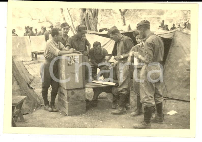 Fotografia d epoca originale 1940 ca WW2 Soldati in accampamento durante una pausa Foto 10x7 cm 1