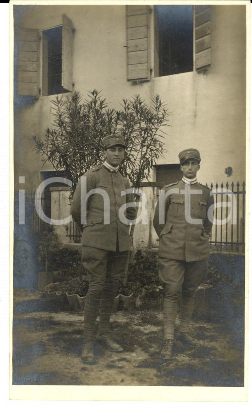 Fotografia d epoca originale 1920 ca REGIO ESERCITO FANTERIA Due giovani allievi ufficiali Foto cartolina 1
