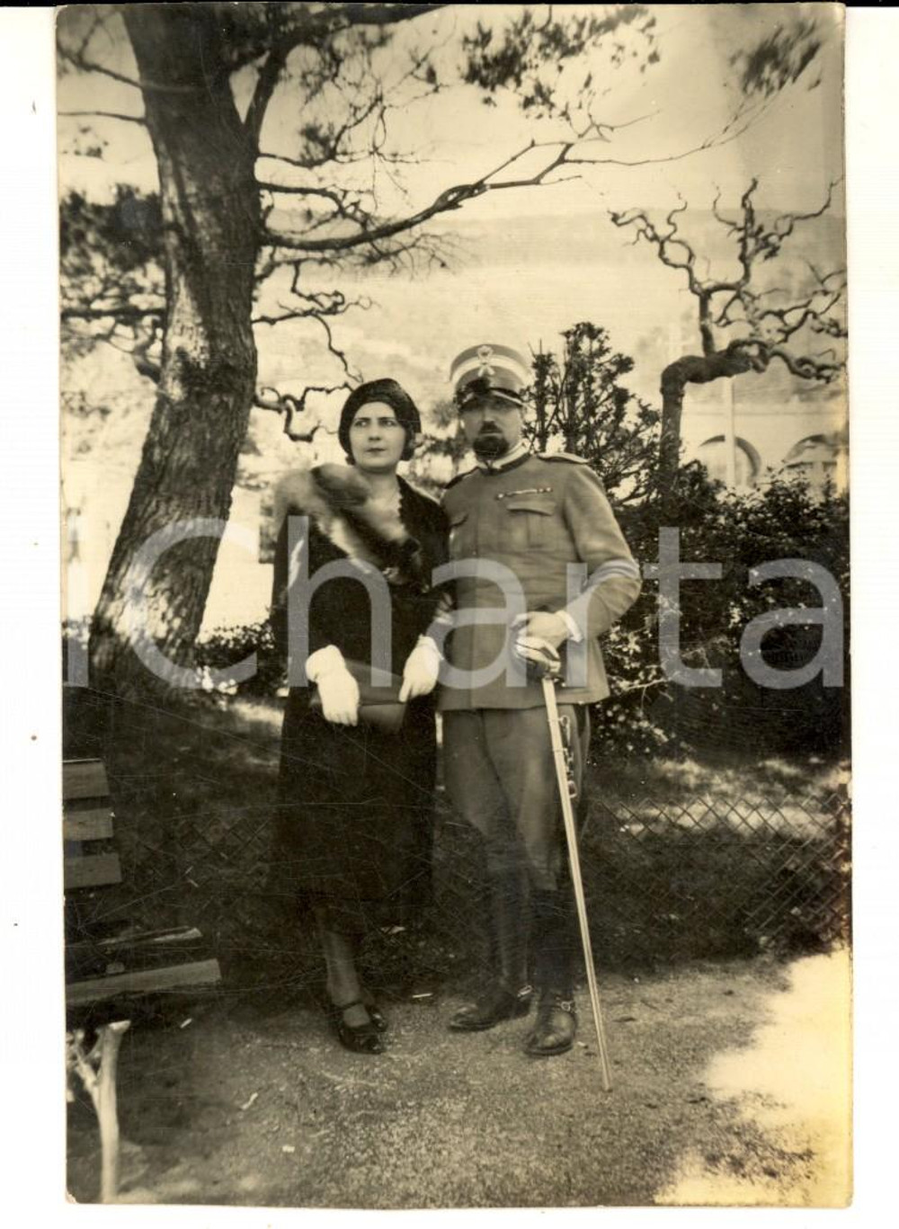 Fotografia d epoca originale 1931 AREA TOSCANA Ufficiale di fanteria posa con la moglie Foto cartolina FP 1