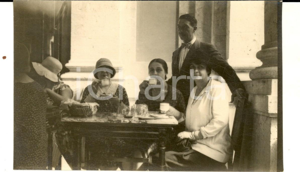 Fotografia d epoca originale 1930 ca MONTECATINI TERME La colazione dei villeggianti Foto cartolina VINTAGE 1