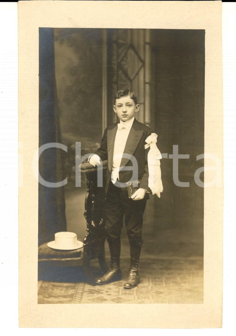 Fotografia d epoca originale 1920 ca FRANCE Première Communion enfant au chapeau blanc Photo carte postale 1