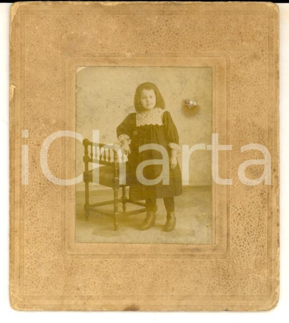 Fotografia d epoca originale 1900 ca MILANO ? Ritratto di bambian con poltroncina Foto VINTAGE 8x8 cm 1