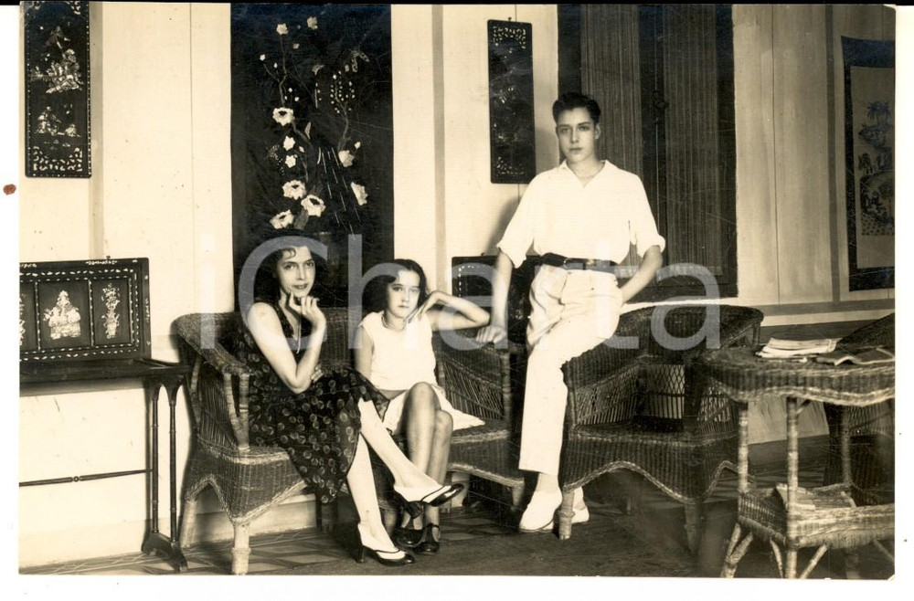 Fotografia d epoca originale 1931 FRANCE Famille bourgeoise dans un salon tonkinois Photo carte postale 1