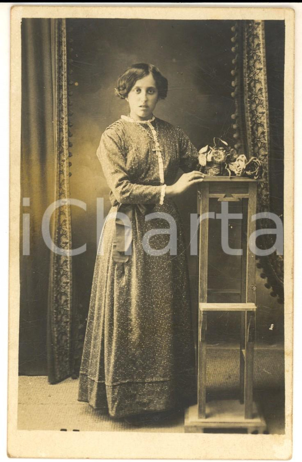 Fotografia d epoca originale 1920 ca FRANCE Ritratto di adolescente con bouquet di fiori Foto cartolina FP 1