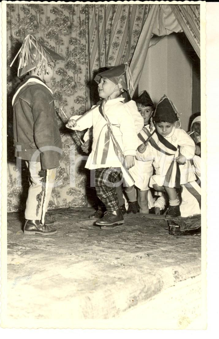 Fotografia d epoca originale 1950 ca MILLESIMO Teatro delle suore  Recita di bambini Foto 14x8 cm 1