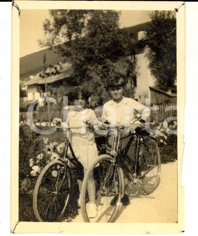 Fotografia d epoca originale 1925 ORTISEI BZ Grazia COLUMELLA in bici con il fratello Foto cartolina 9x11 1