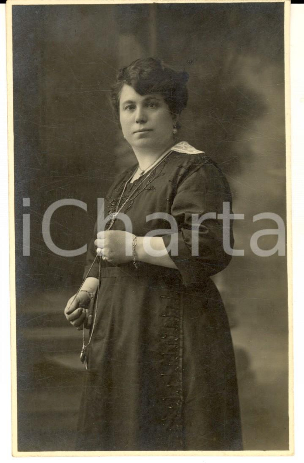 Fotografia d epoca originale 1920 ca MILANO Ritratto di donna con lunga collana Foto cartolina FARABOLA 1