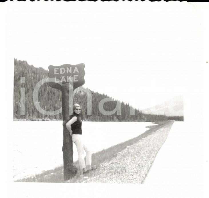 Fotografia d epoca originale 1970 ca EDNA LAKE CANADA Una turista in posa Foto VINTAGE 9x9 cm 1