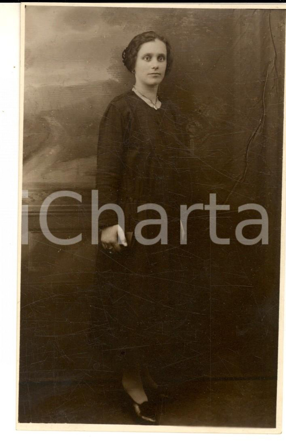 Fotografia d epoca originale 1930 ca MILANO ? Ritratto di donna in abito nero Foto cartolina VINTAGE 1