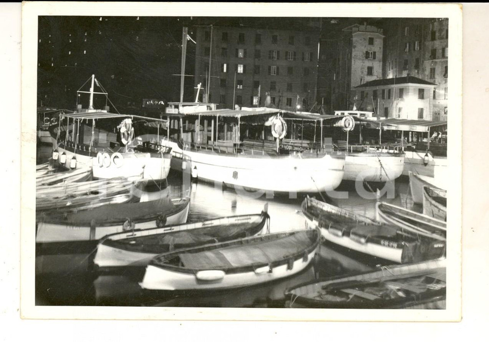 Fotografia d epoca originale 1950 ca CAMOGLI GE Veduta notturna del porticciolo con barche attraccate Foto 1