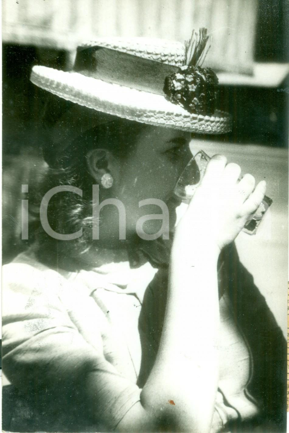 Fotografia d epoca originale 1939 MILANO Ragazza beve acqua minerale a una bancarella d estate Fotografia 1