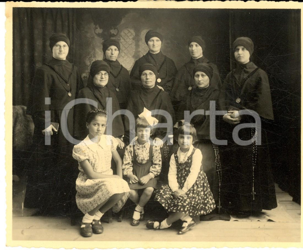 Fotografia d epoca originale 1940 ca MILANO  Bambine con gruppo di suore francescane Foto 15x11 cm 1