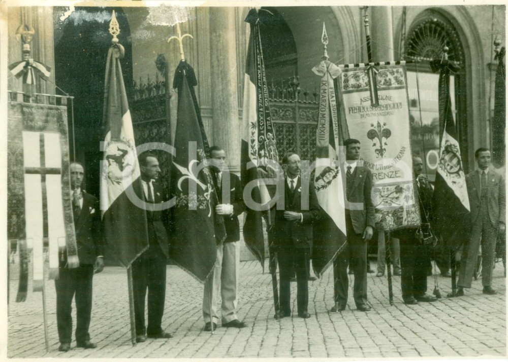 Fotografia d epoca originale 1930 ca ROMA Le associazioni dei sordomuti d ITALIA con gli stendardi Fotografia 1