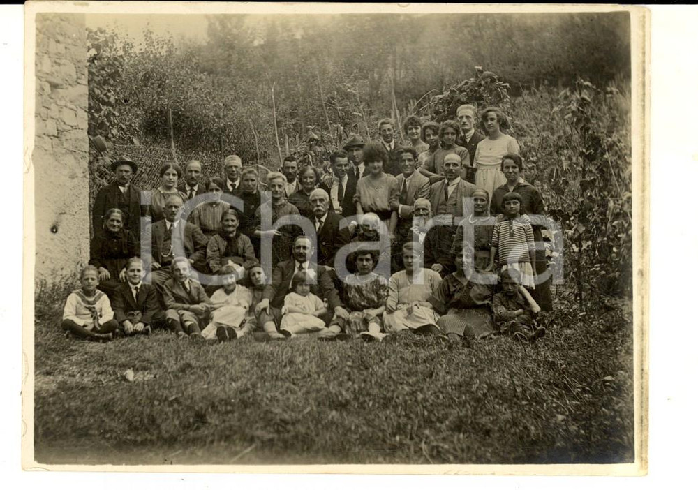 Fotografia d epoca originale 1920 ca AREA LOMBARDA Ritratto di famiglia tra i campi Foto VINTAGE 13x9 1