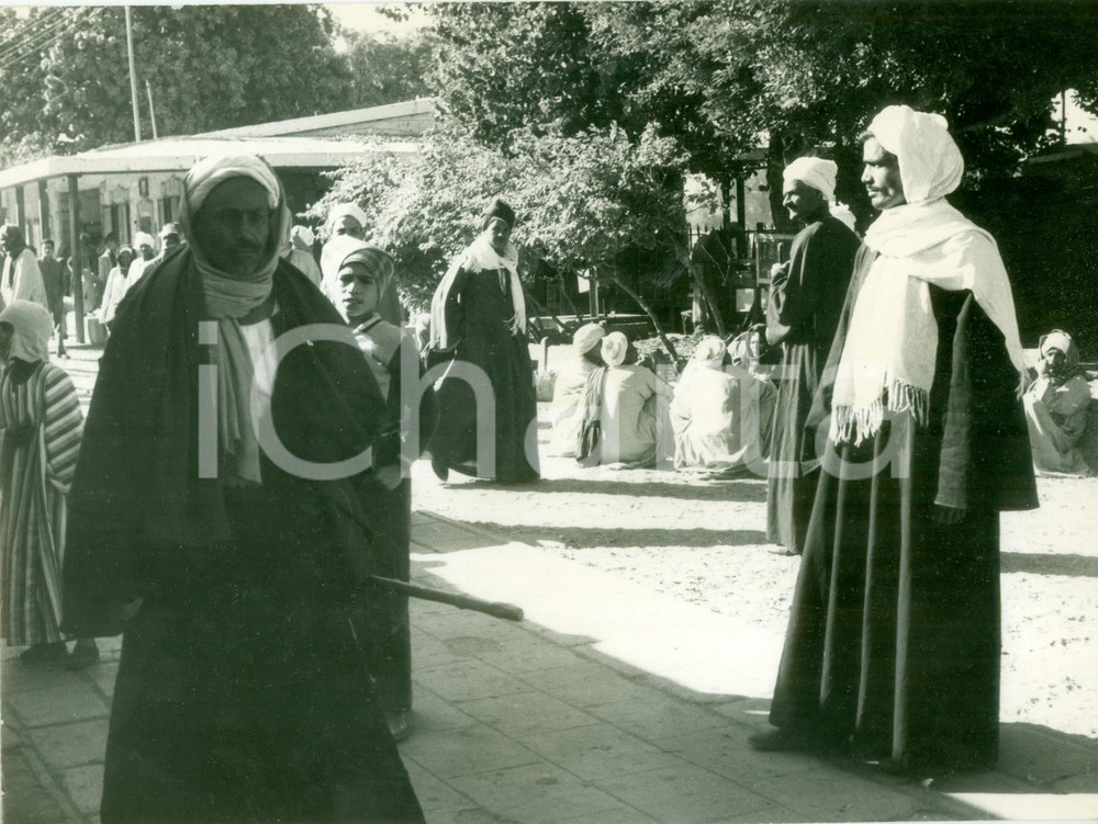 Fotografia d epoca originale 1950 ca IL CAIRO EGITTO Egiziani passeggiano nel suq Fotografia 1