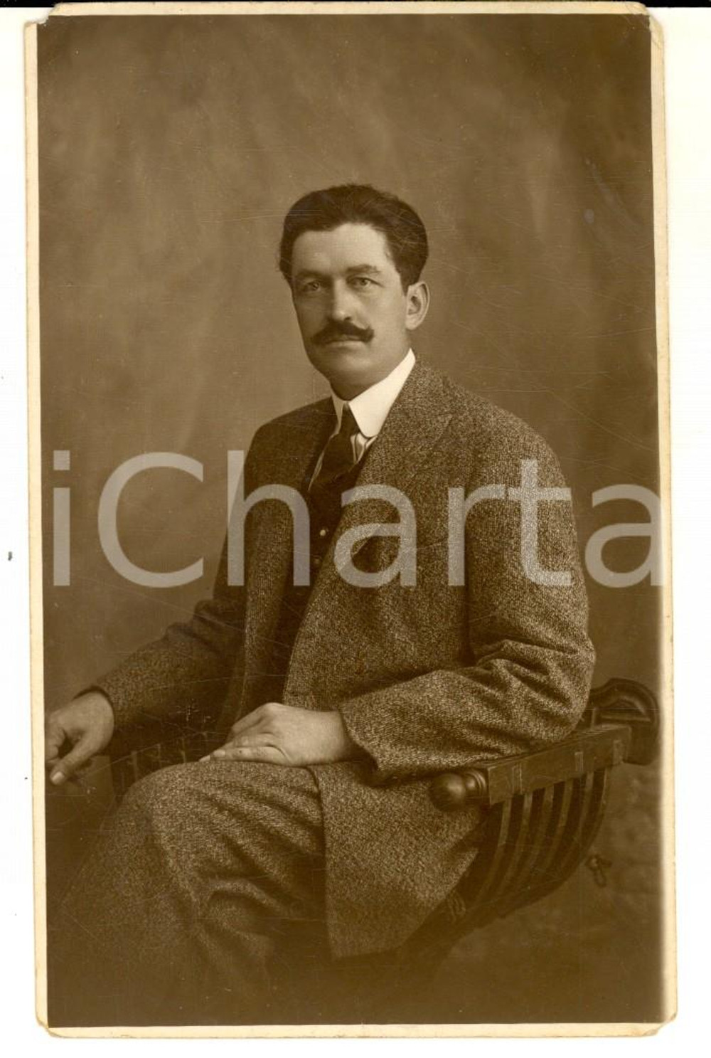 Fotografia d epoca originale 1923 BELLUNO Ritratto maschile seduto Foto cartolina ARNOLDO & DA PONTE 1