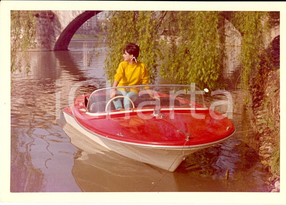 Fotografia d epoca originale 1960 ca TORINO Giovane attrice italiana in barca sul LUNGO PO Foto NELLY VINTAGE 1