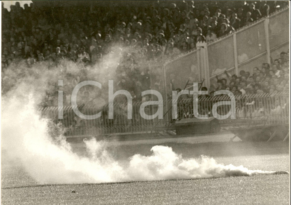 Fotografia d epoca originale 1980 ca CALCIO SERIE A Scontri tra tifoserie con lacrimogeni Foto 22x30 cm 1