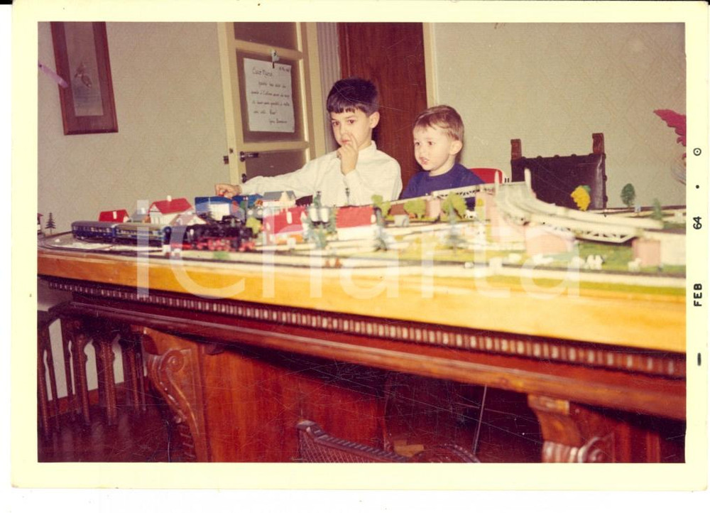 Fotografia d epoca originale 1964 MILANO Bambini giocano con pista per trenini Foto VINTAGE KODAK 12x9 cm 1