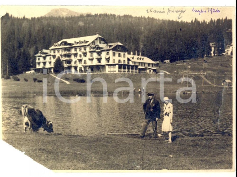 Fotografia d epoca originale 1926 TRENTINO Coppia di escursionisti lungo un laghetto Foto VINTAGE 18x13 1