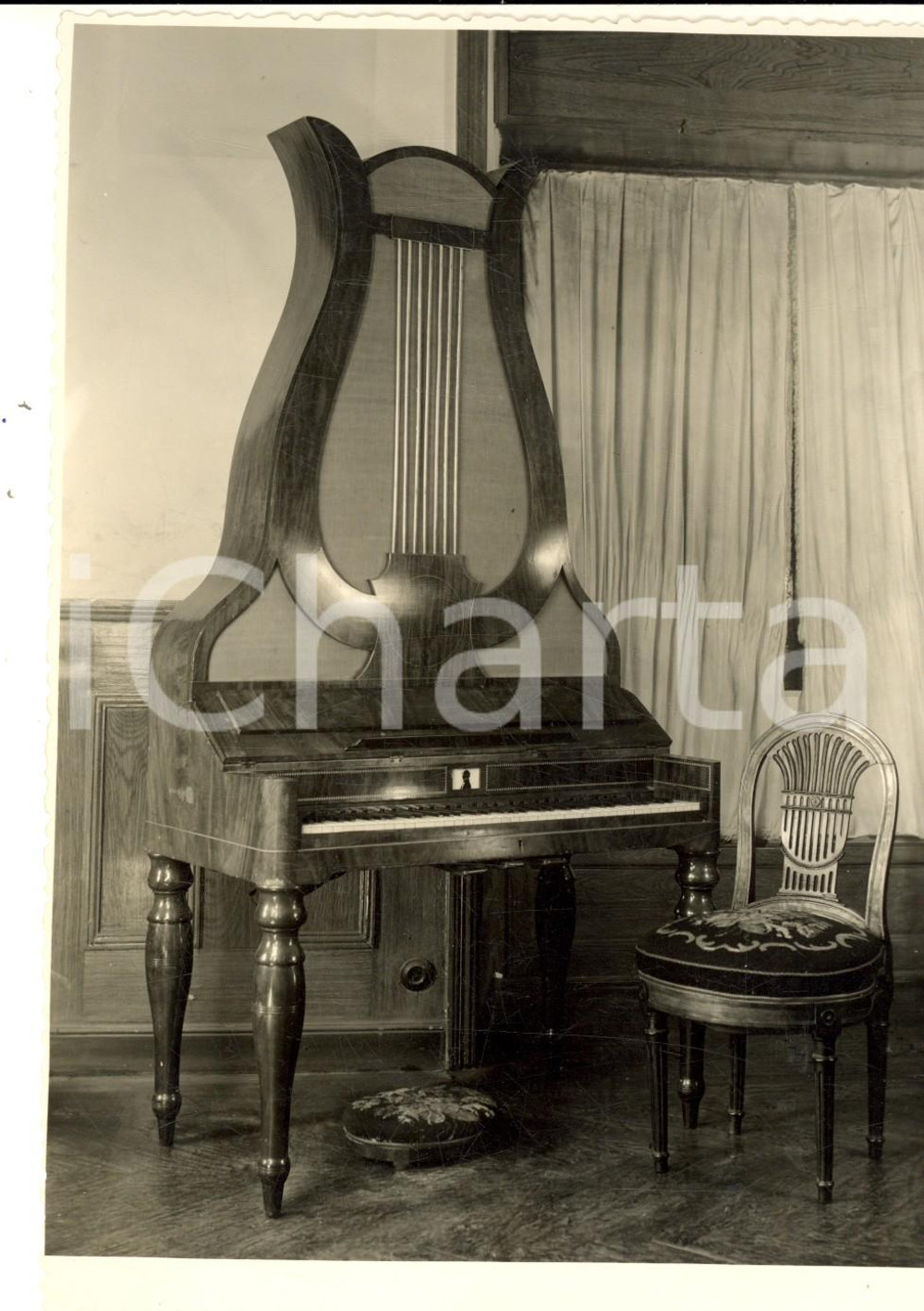 Fotografia d epoca originale 1950 ca MADRID Pianoforte con decorazione a lira Fotografia PRIETO 12x17 1