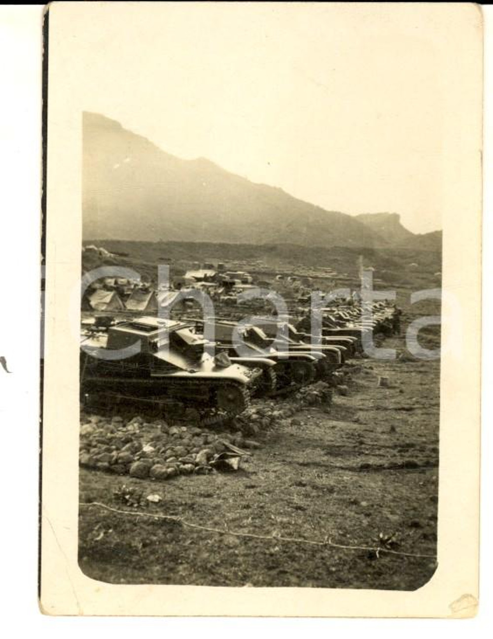 Fotografia d epoca originale 1940 ca WW2 ZONA DI GUERRA Carri armati davanti a un accampamento Foto 6x9 cm 1