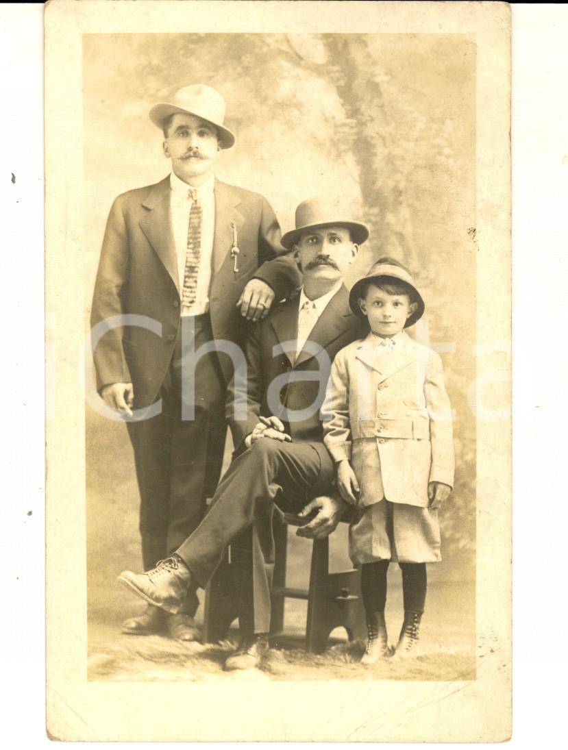 Fotografia d epoca originale 1920 AREA LOMBARDA Ritratto di fratelli con piccolo esploratore Foto cartolina 1