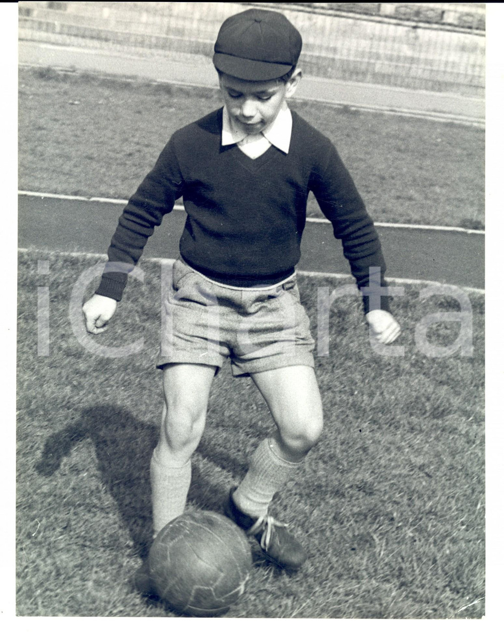 Fotografia d epoca originale 1940 ca MILANO ? Un piccolo calciatore in palleggio Foto VINTAGE 18x24 cm 1