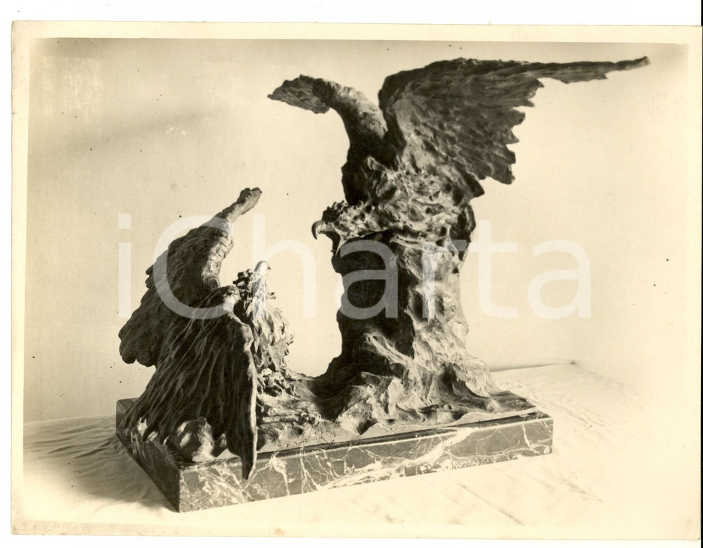 Fotografia d epoca originale 1930 ca ARTE Coppia di aquile in attacco Foto coeva della scultura 24x19 cm 1