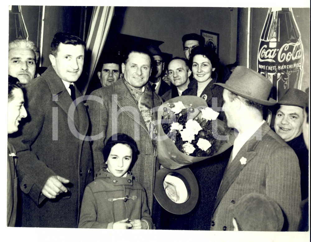 Fotografia d epoca originale 1950 ca ROMA Accoglienza di un campione sportivo Foto 24x18 COCACOLA 1