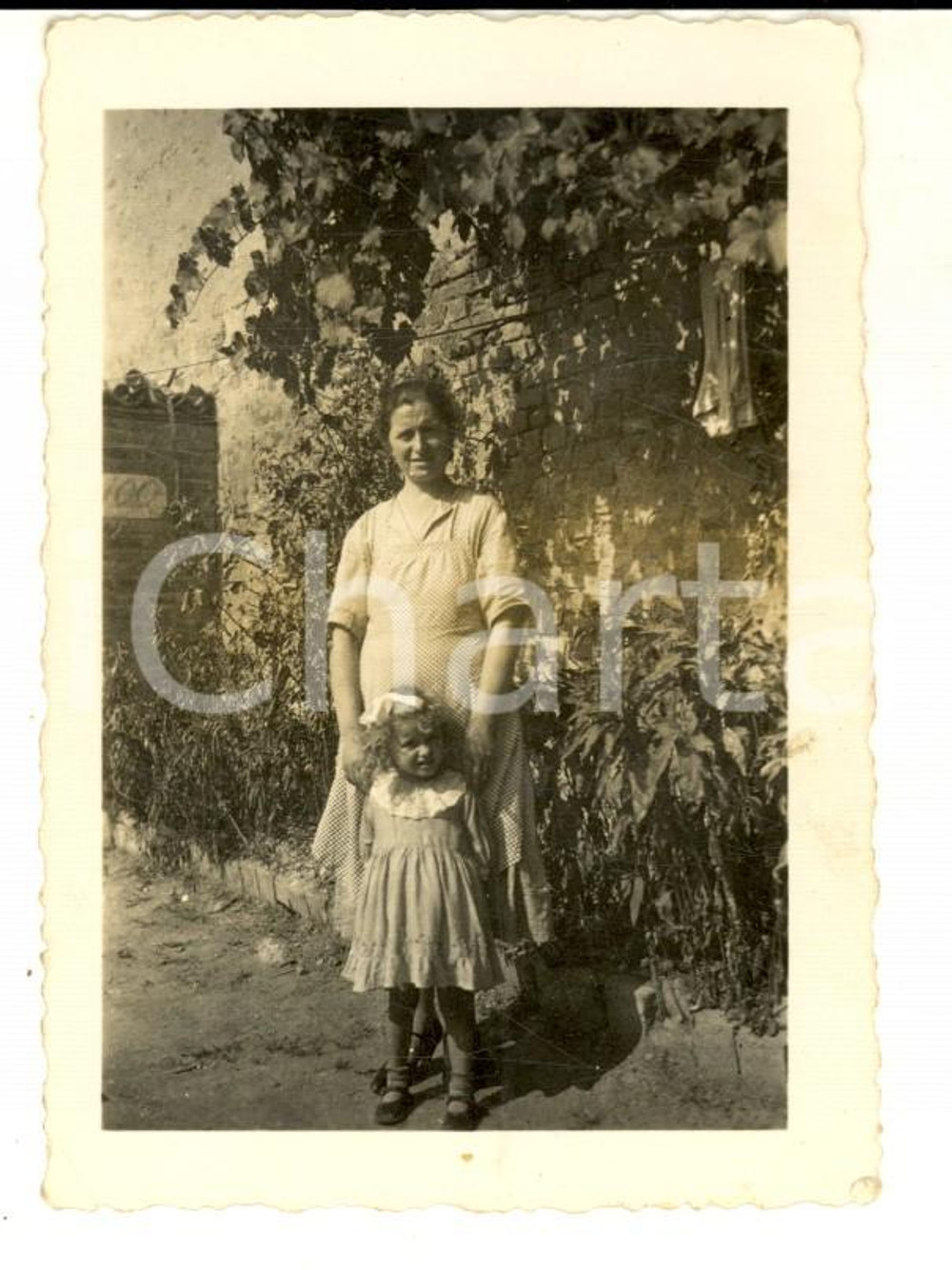 Fotografia d epoca originale 1940 ca TORINO ? Ritratto di madre e figlia nell orto Foto 8x10 VINTAGE 1