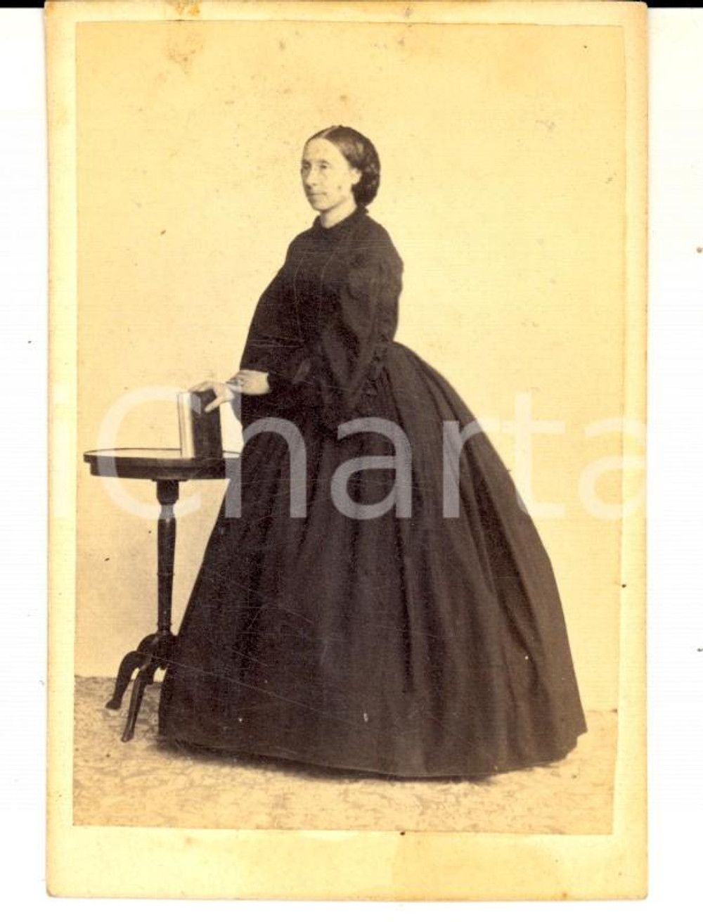 Fotografia d epoca originale 1870 ca UNGHERIA ? Ritratto di donna in abito da lutto con libro Foto CDV 1