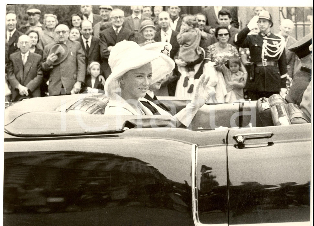 Fotografia d epoca originale 1960 ca BRUXELLES Alberto e Paola del BELGIO sfilano in automobile Foto 24x17 1