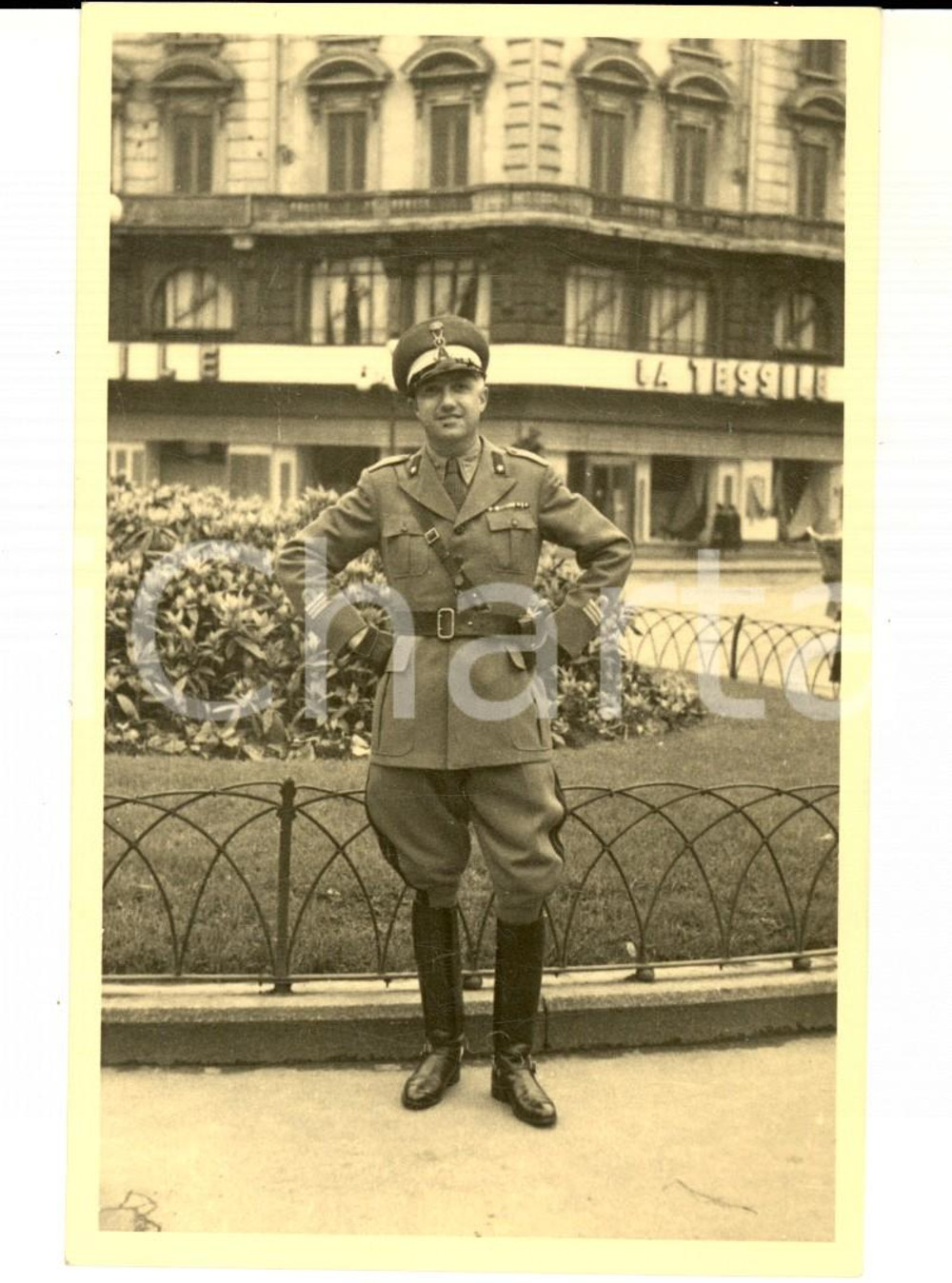 Fotografia d epoca originale 1940 ca ROMA Ufficiale di artiglieria con magazzini LA TESSILE Foto cartolina 1