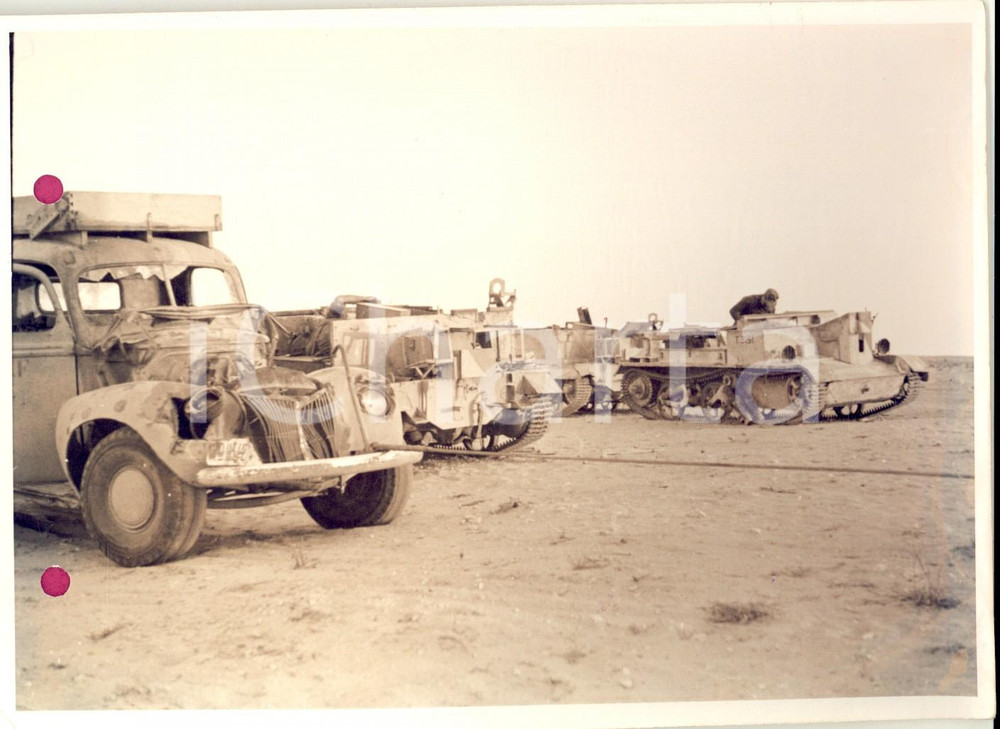 Fotografia d epoca originale 1945 ca WW2 Postazione di guerra con carri armati danneggiati Foto 18x13 1