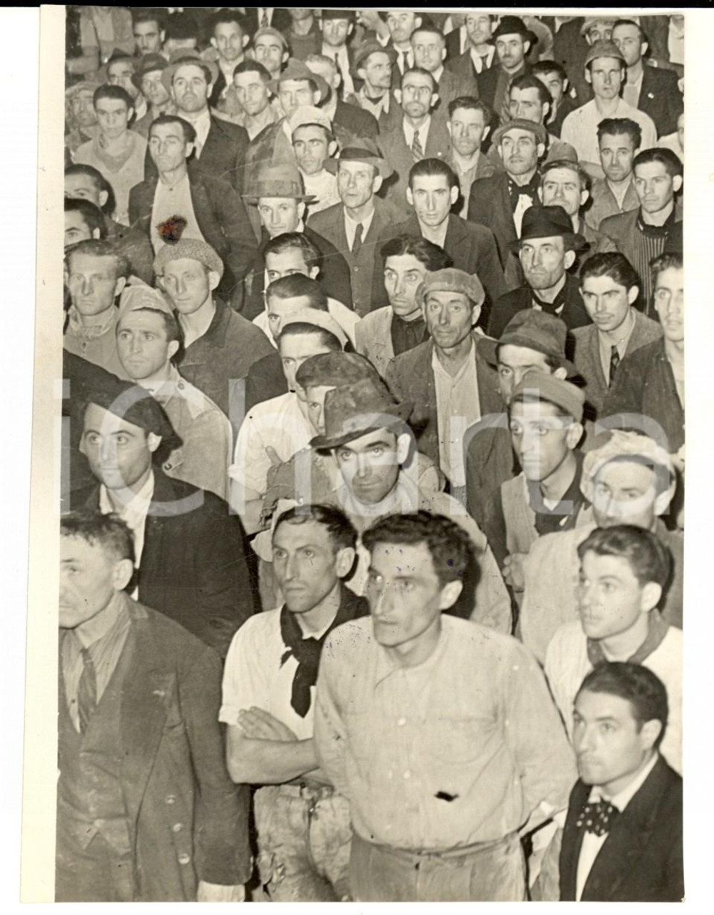 Fotografia d epoca originale 1938 MILANO Pubblico di operai in attesa Fotografia VINTAGE 12x15 cm 1