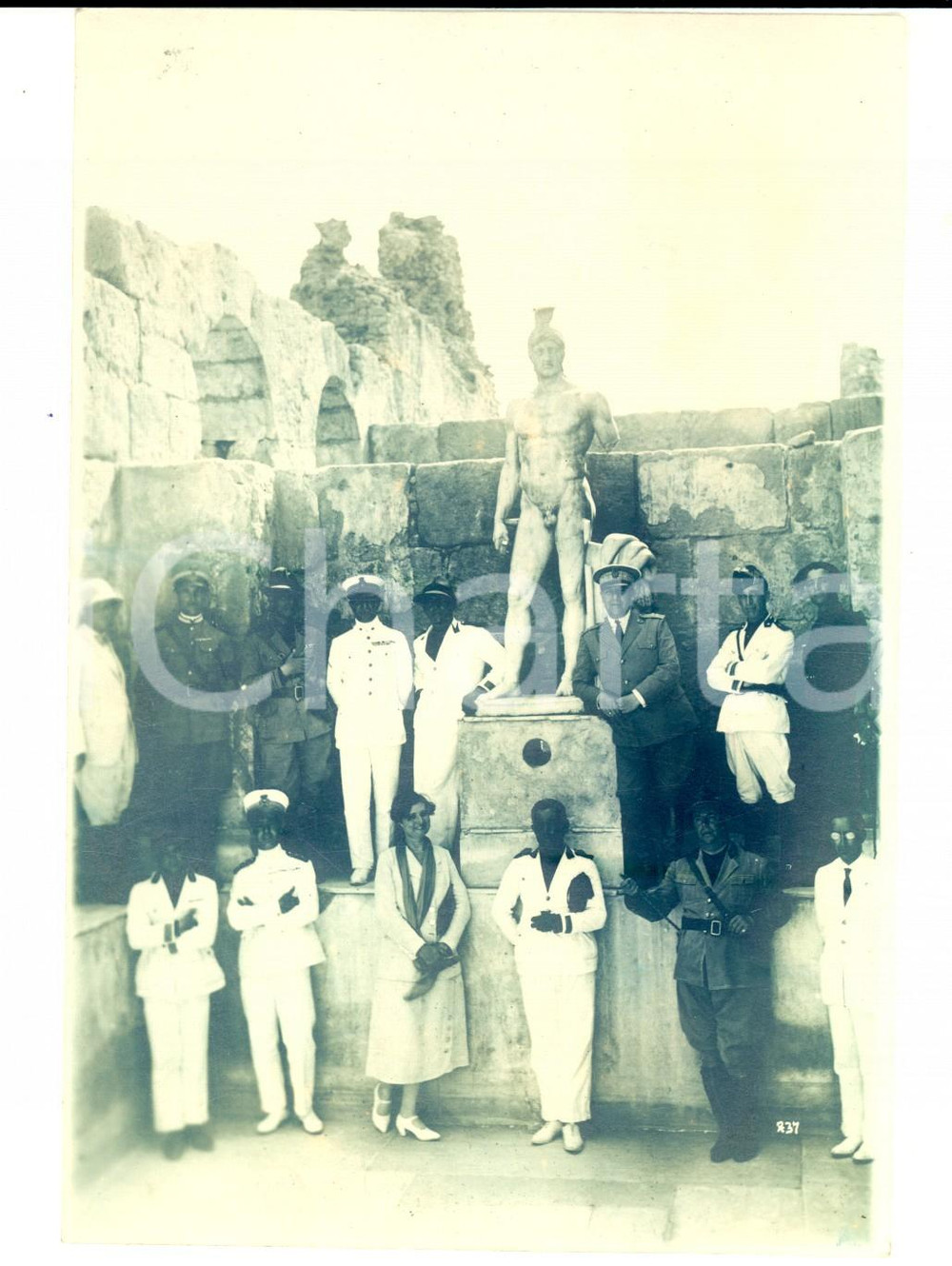 Fotografia d epoca originale 1930ca SENZA LUOGO Ufficiali Marina italiana in un sito archeologico Foto 1